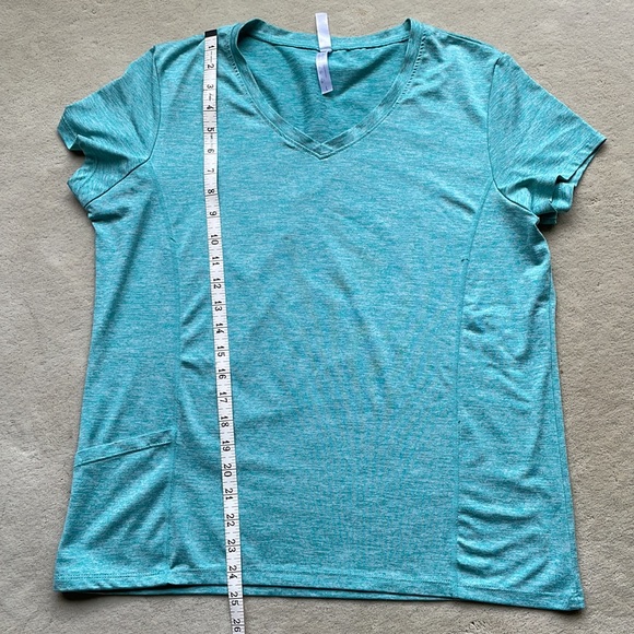 Workout Top in turquoise size L, fitted, side pocket wonderful condition - Picture 3 of 6